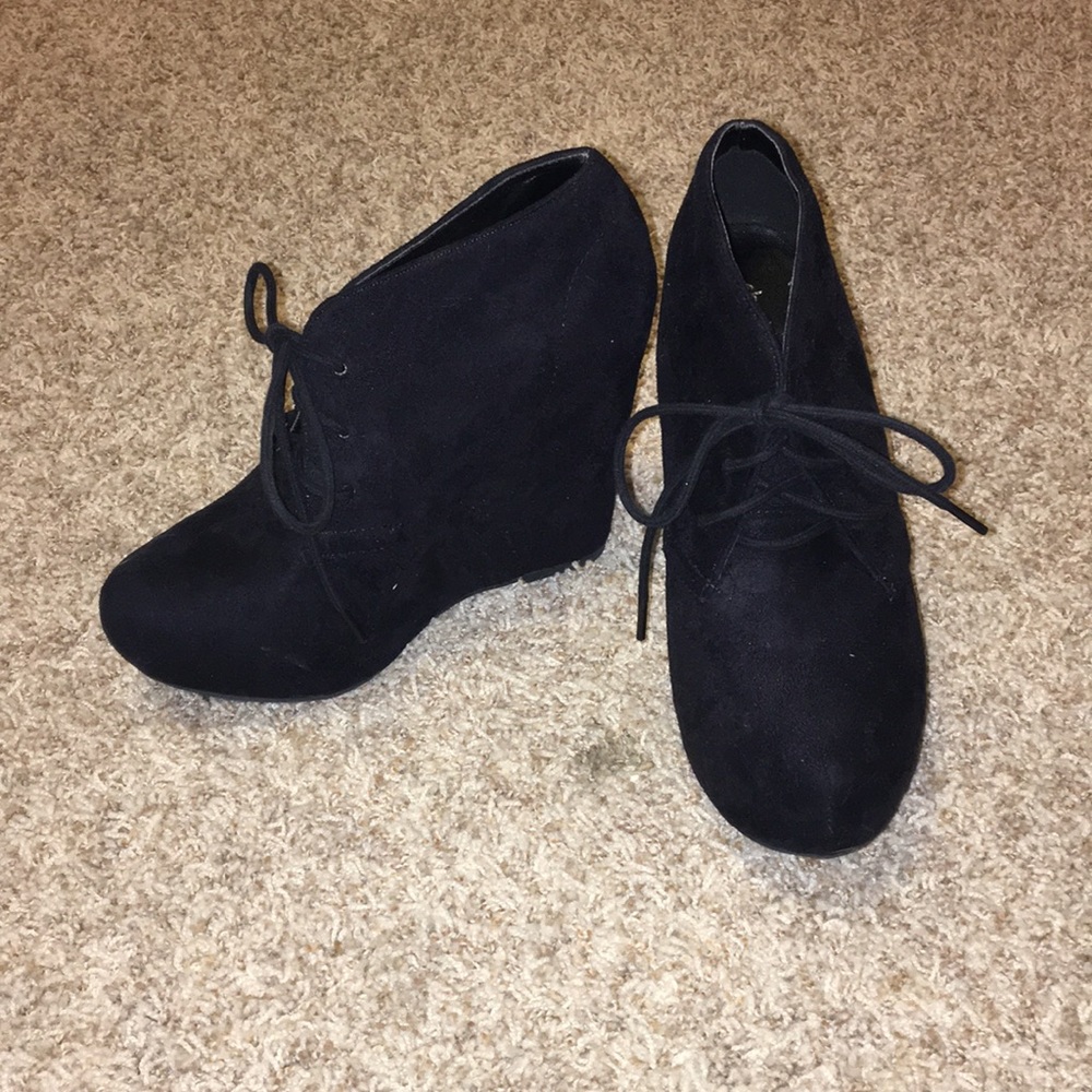 Velvet Black wedges size 8 from charlotte rouse